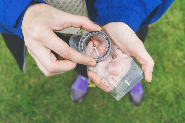 Comment organiser une exploration des villages perchés et traditions locales de la Provence, France?